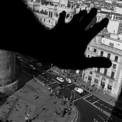 'Como si fuera un pájaro' (2023), de Alberto García-Alix. En la imagen, Gran Vía en el cruce con la calle de Alcalá.