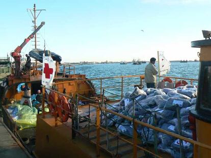 Barco fletado por Cruz Roja con provisiones para el <i>Marine I,</i> antes de zarpar de Nuadibú.