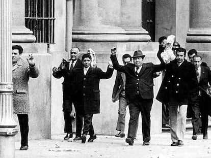 Empleados de la Moneda abandonan el palacio presidencial tras el golpe militar de Augusto Pinochet en 1973.