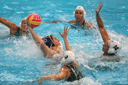 Paula Camus intenta lanzar rodeada de defensoras húngaras, este lunes en la semifinal del Mundial disputada en Singapur.