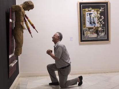 Nazario entre una de les escultures de la seva parella, Alejandro Molina, i una de les seves aquarel·les.