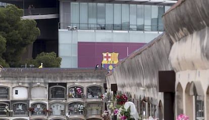 El cementerio de Les Corts y, al fondo, el Camp Nou.