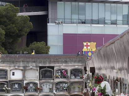 O cemitério de Les Corts com o Camp Nou ao fundo, em Barcelona.