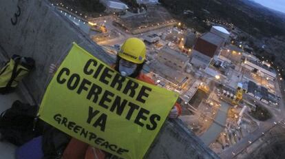 Protesta de Greenpeace en Cofrentes, en febrero de 2011. 