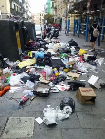 Alexa López se queja de que dentro de poco llegarán las ratas. Esta es la imagen de una calle llena de basura en Madrid. https://twitter.com/AlexaHache