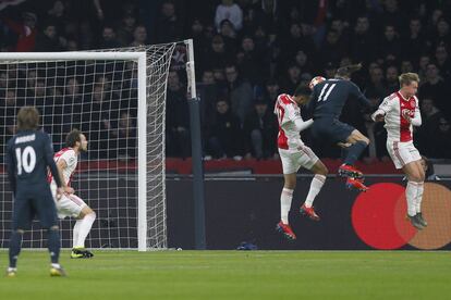 Gareth Bale (segundo por la derecha) golpea el balón de cabeza.