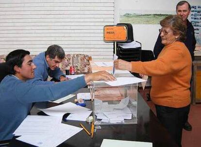 Una vecina de La Acebeda deposita su voto en la urna.