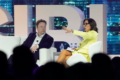 Twitter CEO Elon Musk, center, speaks with Linda Yaccarino