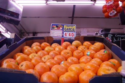 Precio de la fruta en un puesto de un mercado de Madrid.