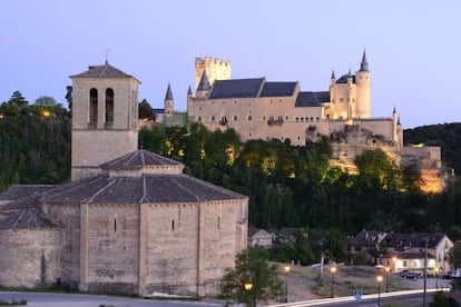 La iglesia de la Vera Cruz, con el Alc&aacute;zar de Segovia al fondo. 