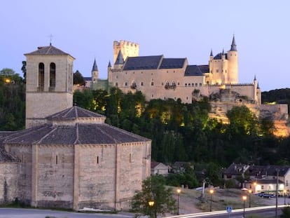 La iglesia de la Vera Cruz, con el Alc&aacute;zar de Segovia al fondo. 