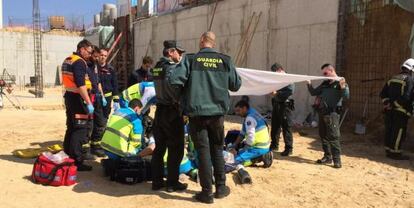 Facultativos del Summa, bomberos y Guardia Civil durante las labores de reanimación