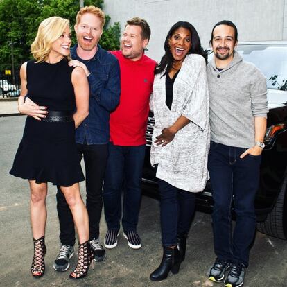 Ante la cercanía de los premios Tony, James Corden subió a su coche a alguno de los nominados de los premios de Broadway. En la imagen, junto a los actores Lin-Manuel Miranda, Jane Krakowski, Audra McDonald y Jesse Tyler Ferguson.