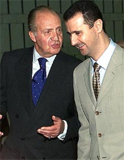 Don Juan Carlos conversaba ayer con el presidente sirio, Bachar el Asad.