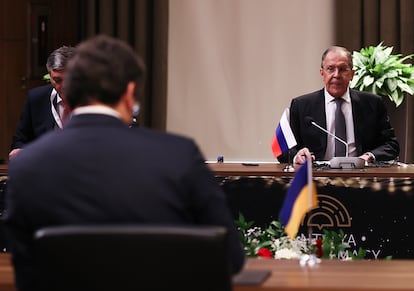 Los ministros de Exteriores ruso, Serguéi Lavrov (derecha), y ucranio, Dmitro Kuleba (de espaldas), durante su reunión este jueves en Turquía para tratar de buscar una salida al conflicto desatado por la invasión rusa de Ucrania. La cita —con el telón de fondo del brutal ataque el día anterior a un hospital materno-infantil en Mariupol, en el que tres personas, entre ellas una niña, perdieron la vida— no ha arrojado ningún avance significativo para poner fin a la guerra de Vladímir Putin contra Ucrania.