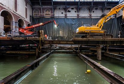 Las excavadoras en uno de los patios inundados de agua durante los trabajos de remodelación realizada en 2006 por el fotógrafo José Manuel Ballester.