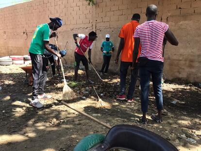 Un grupo de voluntarios del Team Niintche limpian una escuela en Senegal.