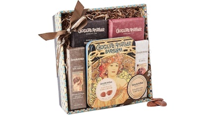 La cesta de chocolates Amatller combina cinco de sus más exquisitos chocolates.