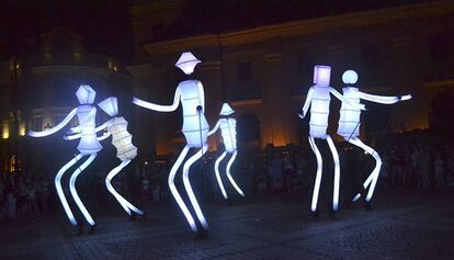 Els gegants de paper dels andalusos Big Dancers.