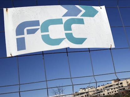 Un cartel con el logo de FCC en un solar vallado.