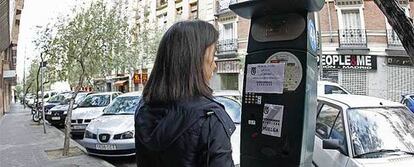 Los parquímetros siguen precintados y con carteles de protesta.