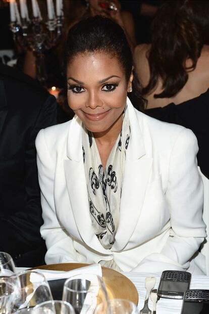 Janet Jackson muy formalita durante la cena y muy pendiente de sus múltiples Blackberries.