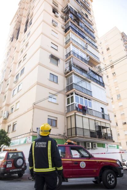 Un bombero observa la vivienda incendiada.