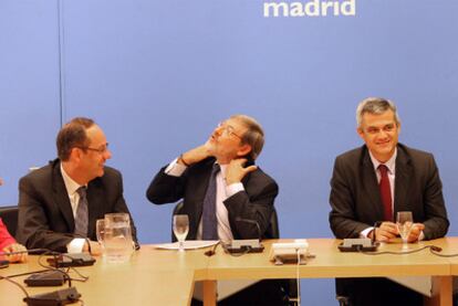 Jaime Lissavetzky, en el centro, entre Ramón Silva, a la izquierda, y David Lucas durante una reunión en el Ayuntamiento.