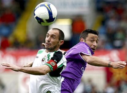 El racingista Munitis y el defensor del Valladolid Alberto Marcos disputan un balón durante el partido.