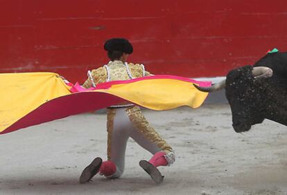 Aguilar, de rodillas ante uno de los toros, en la corrida celebrada ayer en la plaza de Azpeitia.