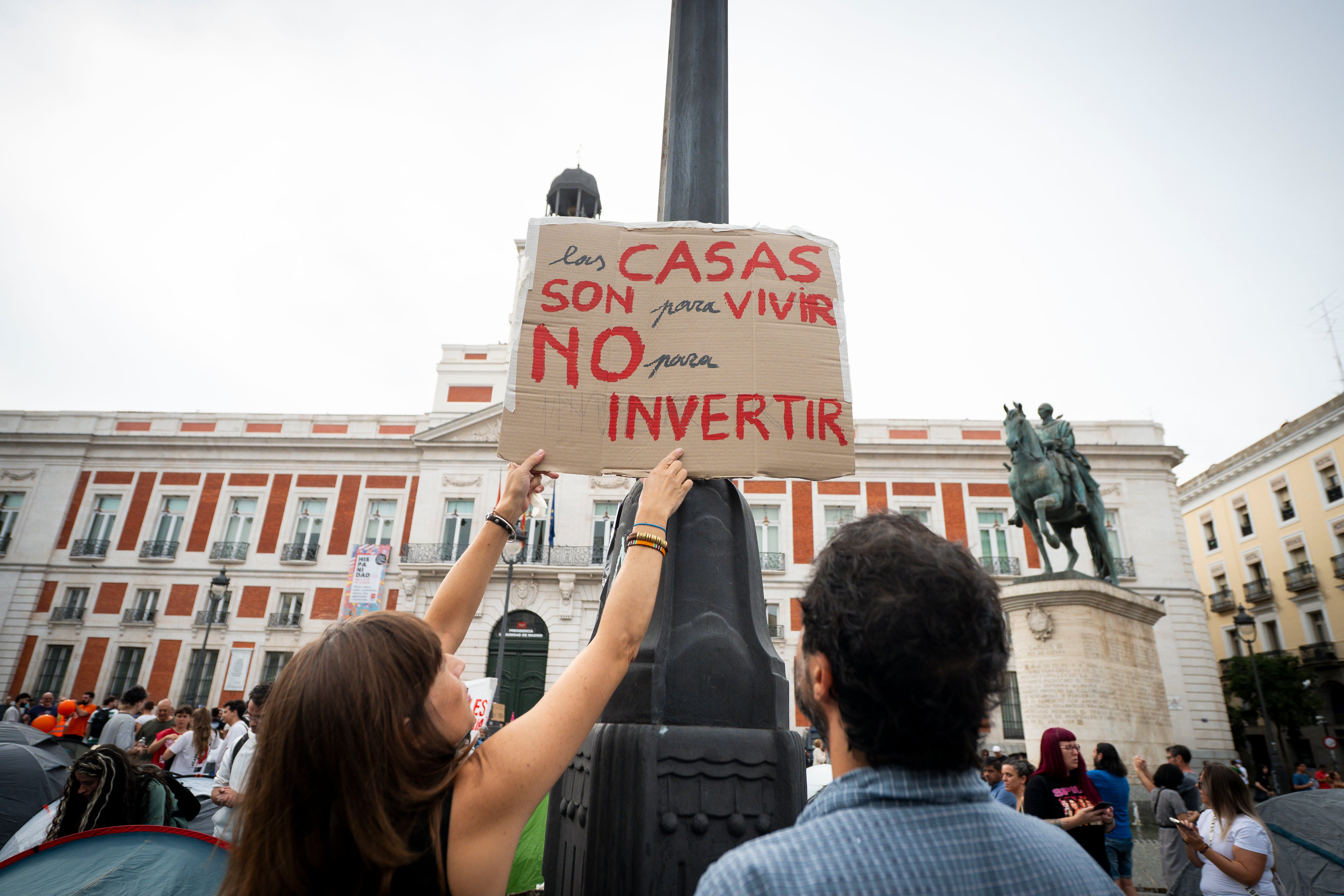 Acampada en la Puerta del Sol, Madrid, en protesta contra el desahucio de Maricarmen.