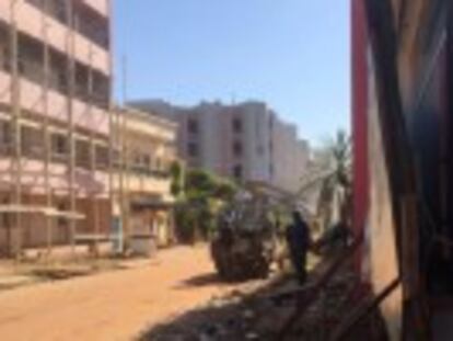 Homes armats han irromput aquest matí al Radisson Blu de Bamako i han mantingut retingudes durant diverses hores 170 persones. Un grup gihadista afí a Al-Qaida n’assumeix l’autoria