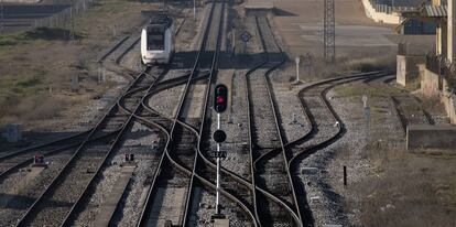 Un tren de media distancia a la salida de la estación de ferrocarril de Badajoz.