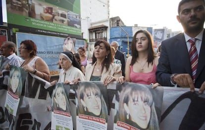 En el centro, Susana y Micaela Trimarco, madre e hija de la desaparecida Ángeles Verón, en una marcha en Tucumán.