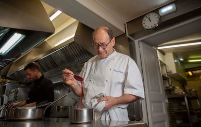 Hilario Arbelaitz, en la cocina de Zuberoa, preparando uno de sus platos.