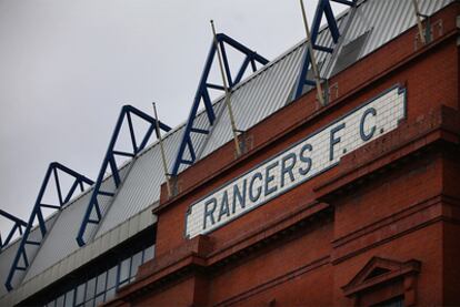 Imagen exterior de la fachada de Ibrox Park.