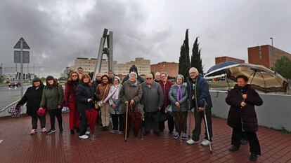 Un grupo de afectados del plan Permuta, el pasado abril en Alcorcón.