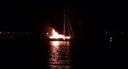 Un violento incendio que se inició de madrugada a bordo de un yate velero en Felanitx (Mallorca).