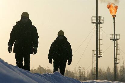 Dos empleados de Yuganskneftegaz, en una de las plantas de la filial de Yukos en Siberia (Rusia).