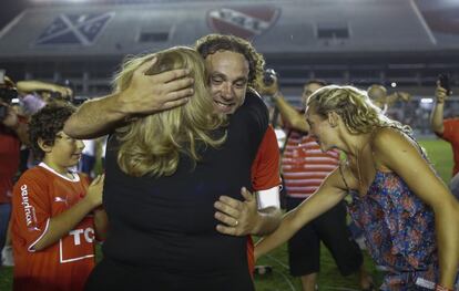 Gaby Milito saluda a sus familiares al terminar su partido de despedida.