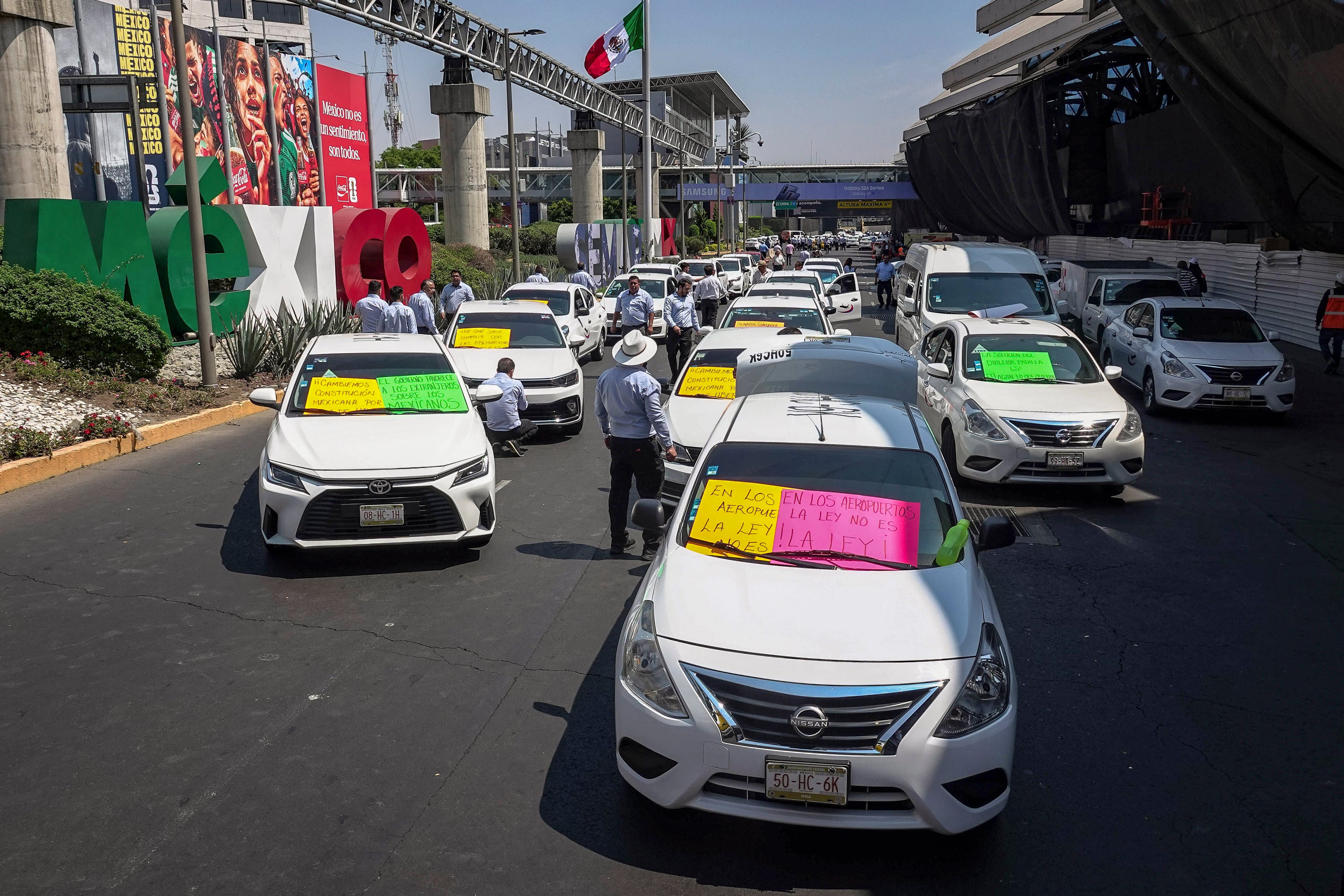 Caos en el aeropuerto de Ciudad de México: los taxistas bloquean la Terminal 1 contra Uber y DiDi