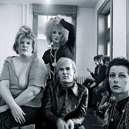 Andy Warhol rodeado de Brigid Berlin, Ultra Violet y otros habituales de The Factory
