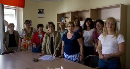 Miembros de las asociaciones de mujeres que ocupan el local de Mart&iacute;nez Cubells. 