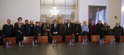Entidades de gestión de derechos y escritores jubilados, en febrero de 2016 junto a Patxi López, entonces presidente del Congreso.