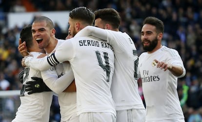 El defensa portugués del Real Madrid Képler Lima 'Pepe' (2i) celebra con sus compañeros el primer gol del equipo frente al Celta de Vigo.