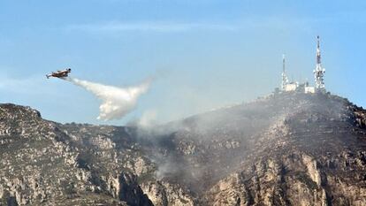 Un avión suelta agua sobre el incendio de Barx.