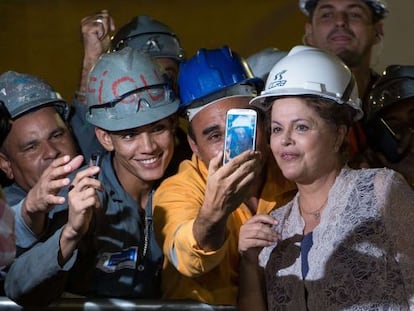 Rousseff posa con trabajadores del metro de Sao Paulo