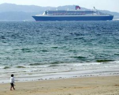 El "Queen Mary II" pasa por el puerto de Vigo, uno de los puertos que presentarán su oferta en Hamburgo. EFE/Archivo