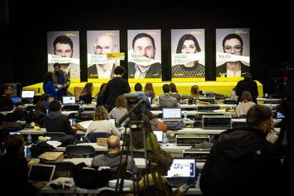 Carteles electorales con retratos de Gabriel Rufián, Raúl Romeva, Oriol Junqueras, Carolina Telechea y Montse Bassa (con la boca tapada con la frase 'va de llibertad')  al fondo de la sala de prensa de Esquerra Republicana de Calaluña