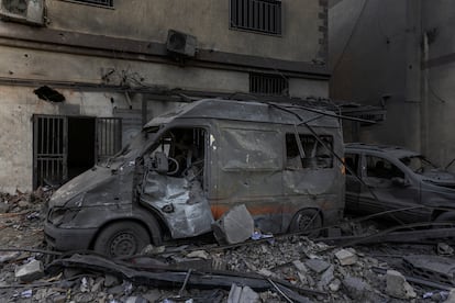 Vehículos destruidos en un ataque israelí en la ciudad de Nabatieh, el 17 de octubre de 2024. 